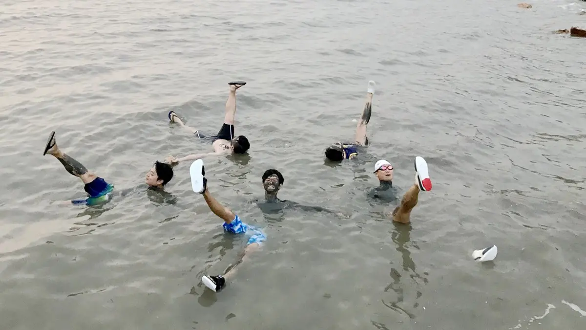 不只是游泳…浩角翔起在「死海」竟然做了這件事! 不只是游泳…浩角翔起在「死海」竟然做了這件事!
