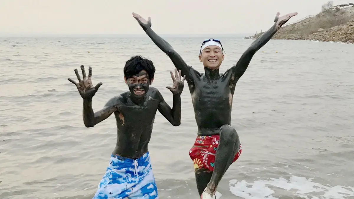 不只是游泳…浩角翔起在「死海」竟然做了這件事! 不只是游泳…浩角翔起在「死海」竟然做了這件事!