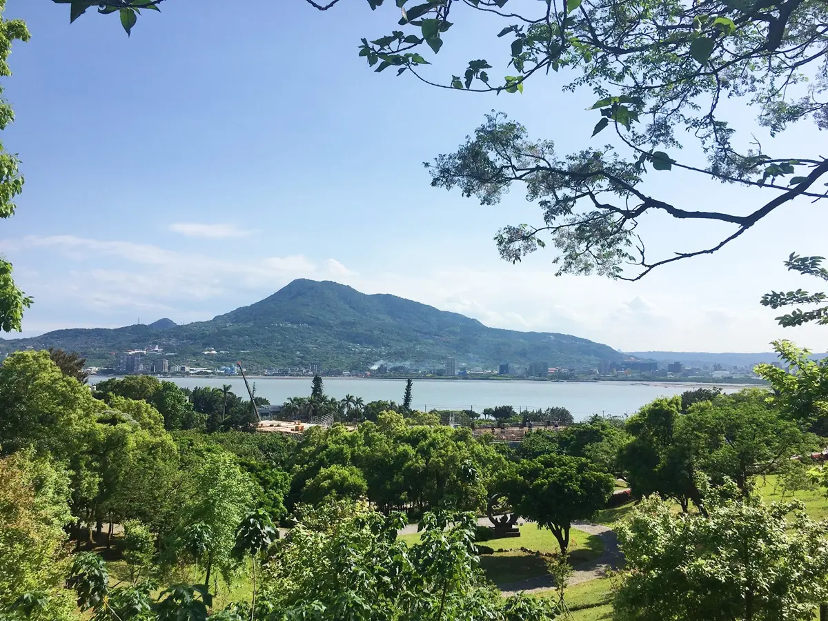 玻璃屋星巴克新門市!淡水半日遊景點一次規劃好 玻璃屋星巴克新門市!淡水半日遊景點一次規劃好