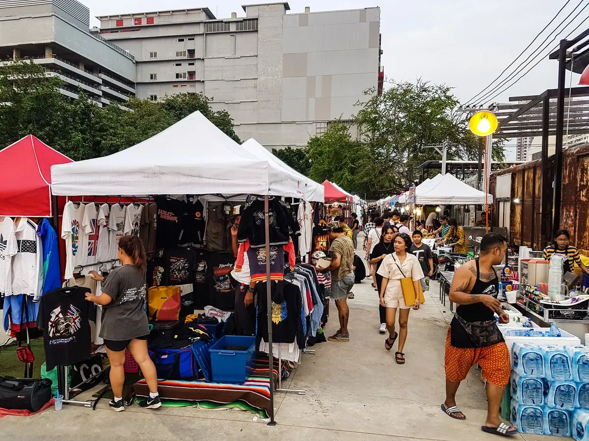 曼谷5個最有哏創意市集:霓虹美食天堂、白色帳篷跳蚤市集、廢棄碼頭夜市 曼谷5個最有哏創意市集:霓虹美食天堂、白色帳篷跳蚤市集、廢棄碼頭夜市