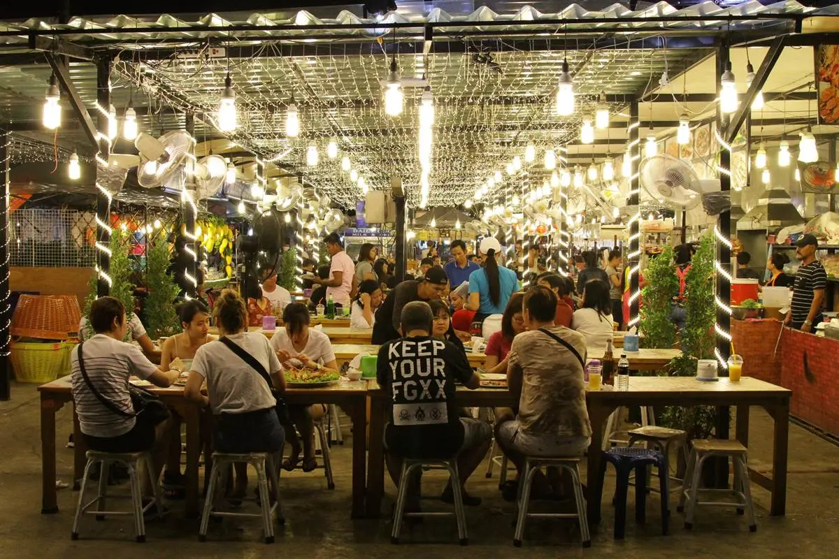 曼谷5個最有哏創意市集:霓虹美食天堂、白色帳篷跳蚤市集、廢棄碼頭夜市 曼谷5個最有哏創意市集:霓虹美食天堂、白色帳篷跳蚤市集、廢棄碼頭夜市