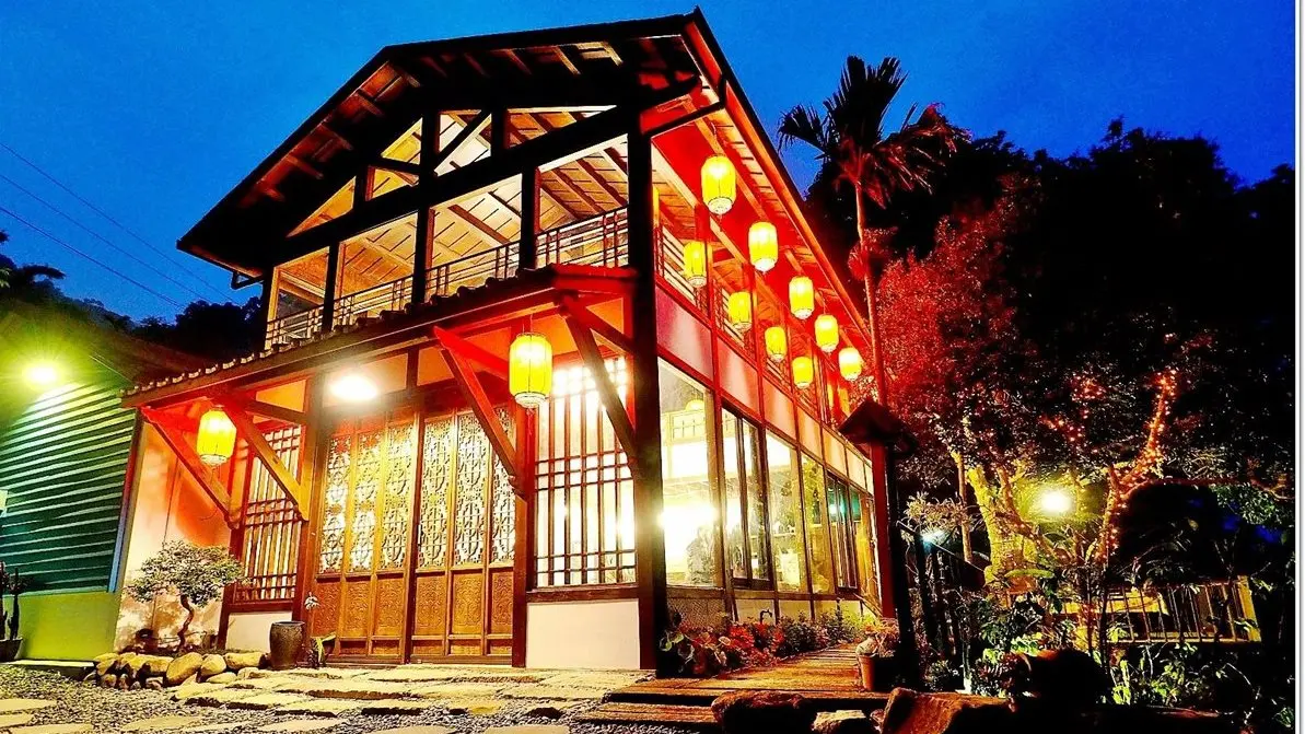 住進「神隱少女」民宿!被森林環繞的「時尚古宅」 還有房客獨賞螢火蟲 住進「神隱少女」民宿!被森林環繞的「時尚古宅」 還有房客獨賞螢火蟲