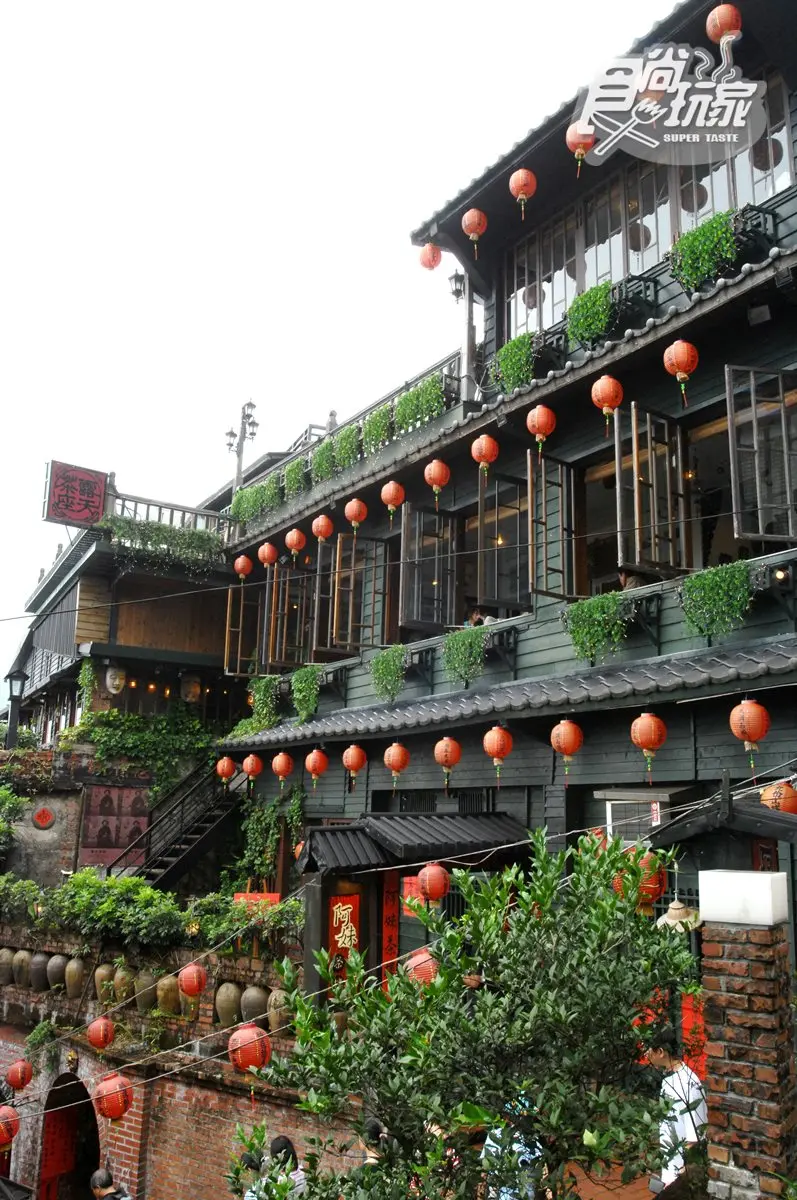 網友力推「再訪度極高」的老街！《神隱少女》茶樓、產金最多百年礦坑、鬼臉劇場、40年老芋圓