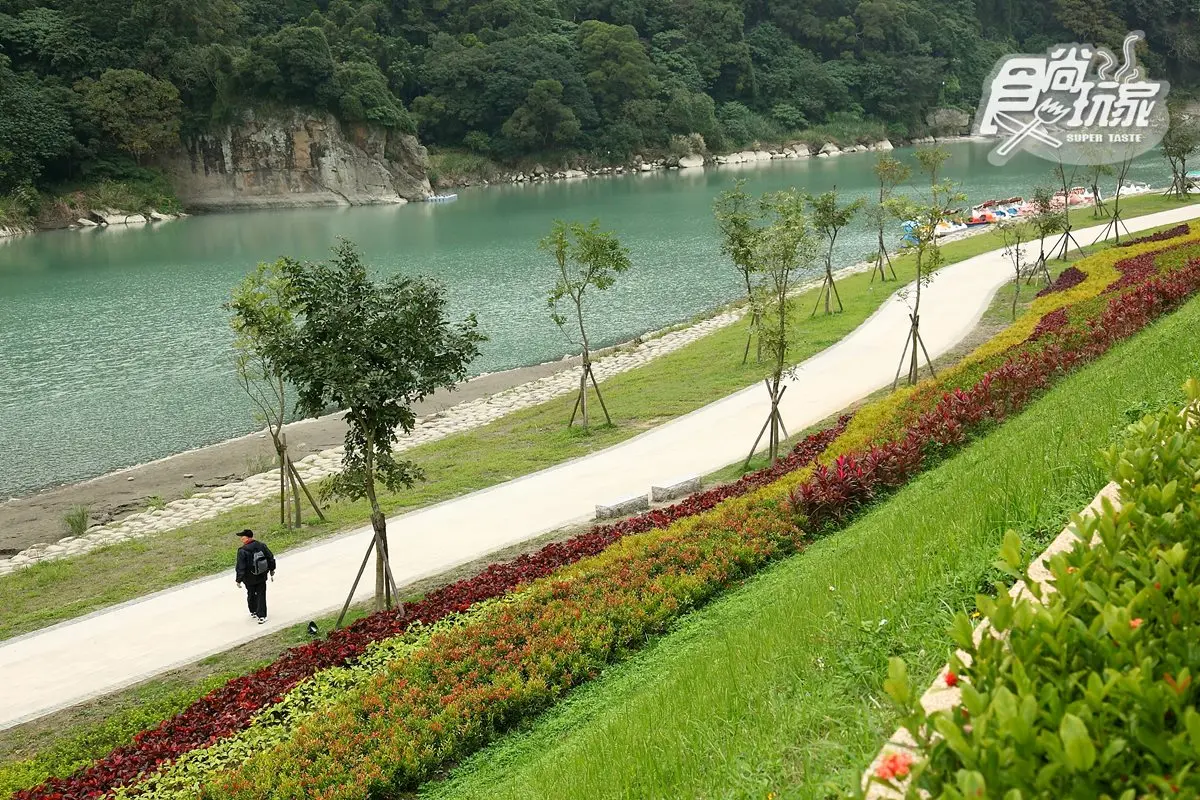 「新店」初夏涼感玩法：百年渡船橫越碧潭、文學步道賞環湖生態、水岸夜景吃「吊串燒」