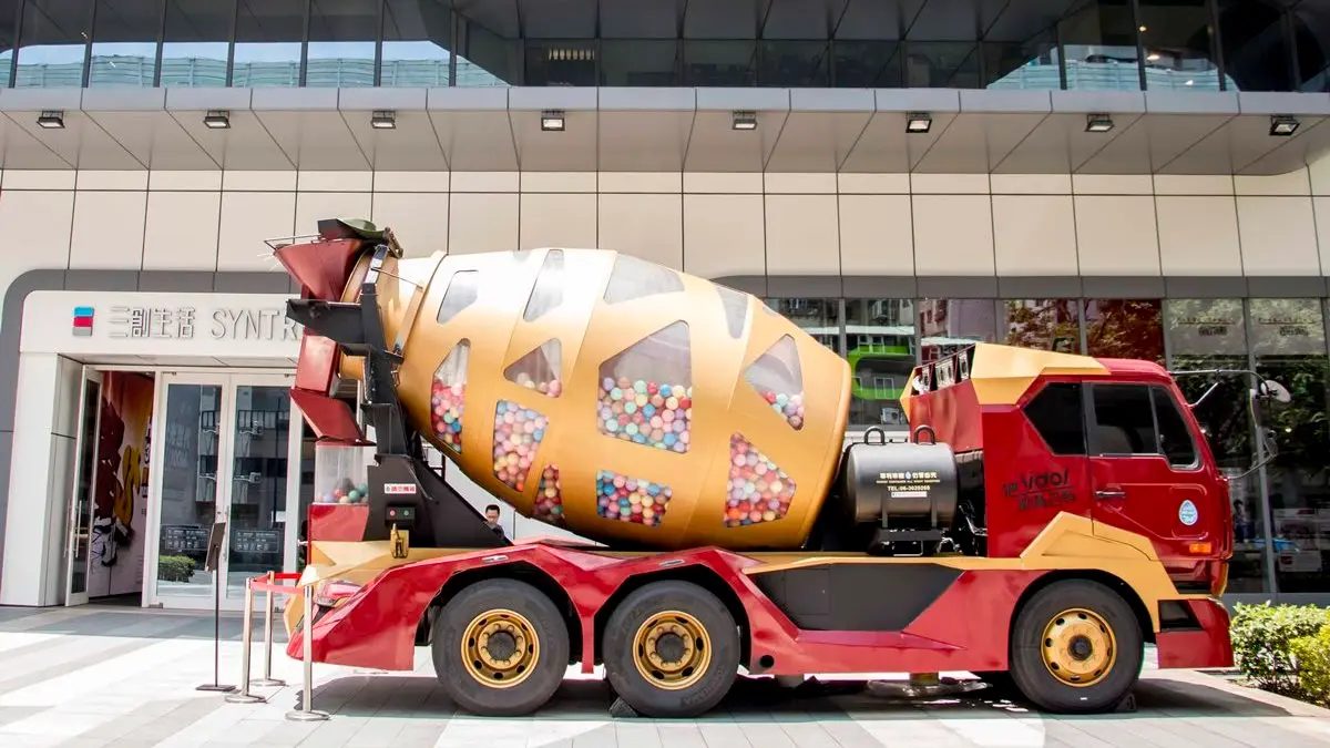 扭蛋機不夠看!超大「扭蛋水泥車」出場,大蛋蛋抽機票、重機 扭蛋機不夠看!超大「扭蛋水泥車」出場,大蛋蛋抽機票、重機