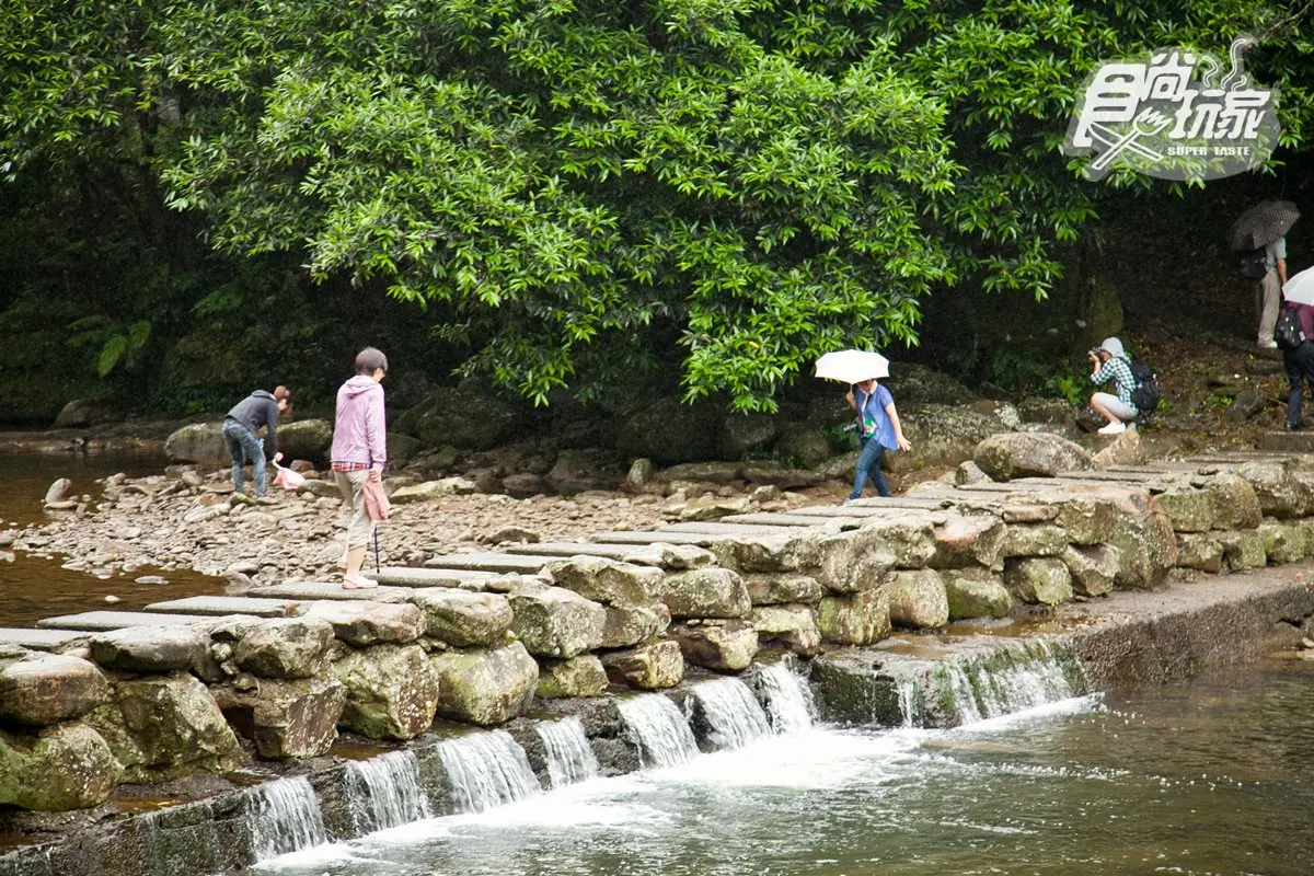 虎豹潭墨綠深邃的湖水中倒映著四周的山色樹影，號稱「北台灣小九寨溝」