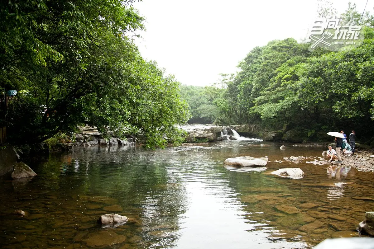 虎豹潭墨綠深邃的湖水中倒映著四周的山色樹影，號稱「北台灣小九寨溝」