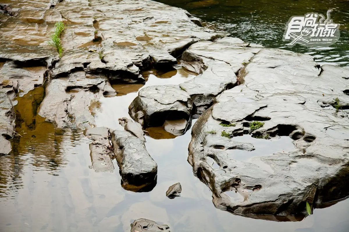虎豹潭墨綠深邃的湖水中倒映著四周的山色樹影，號稱「北台灣小九寨溝」
