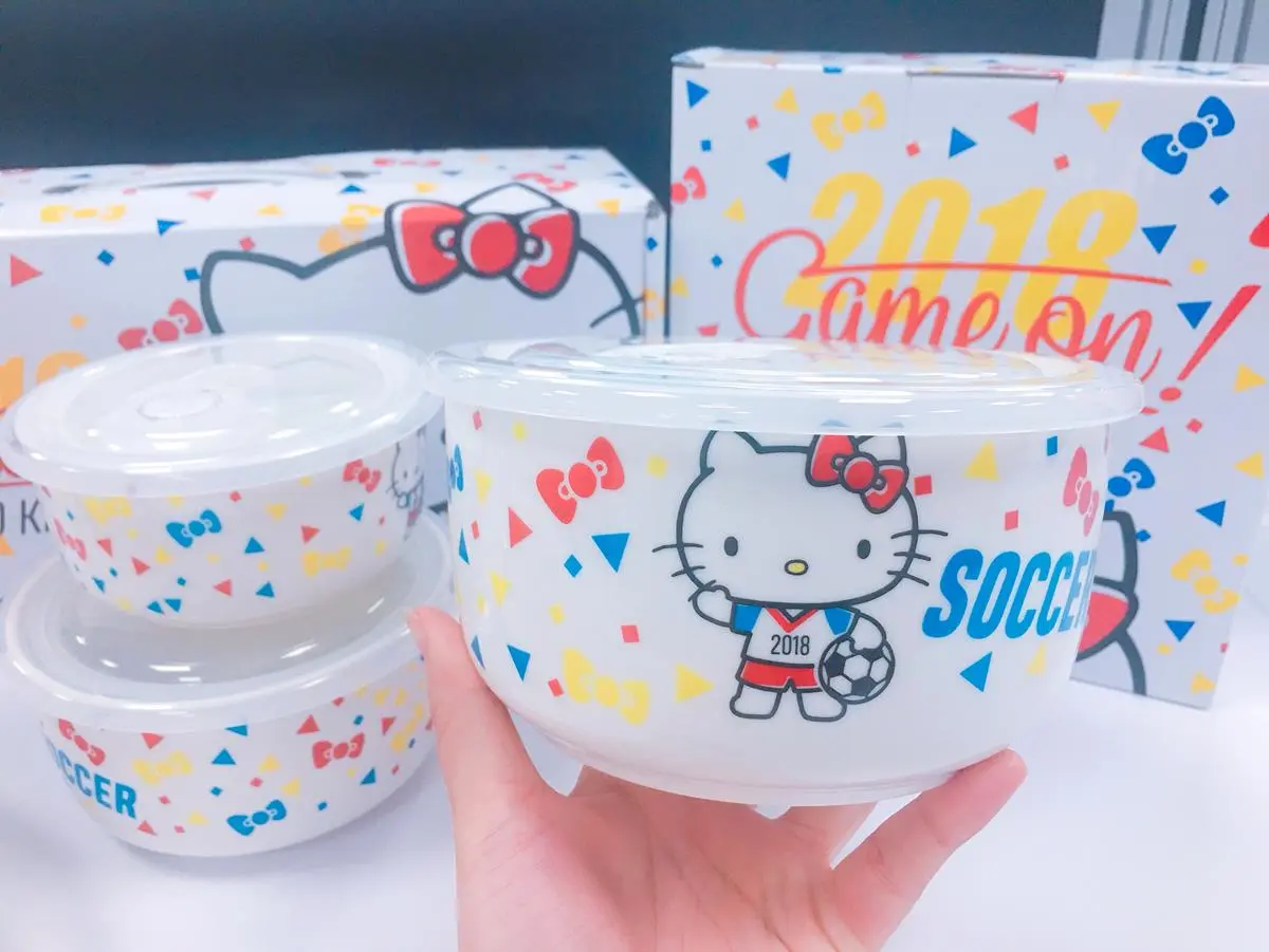 女孩也要瘋世足!3款獨家「HELLO KITTY」碗盤組,限量加購來了! 女孩也要瘋世足!3款獨家「HELLO KITTY」碗盤組,限量加購來了!