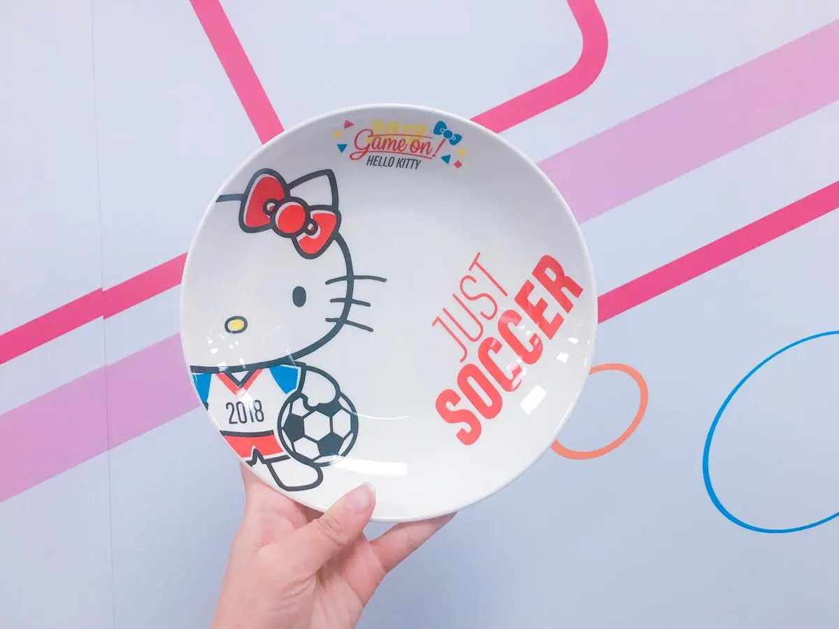 女孩也要瘋世足!3款獨家「HELLO KITTY」碗盤組,限量加購來了! 女孩也要瘋世足!3款獨家「HELLO KITTY」碗盤組,限量加購來了!