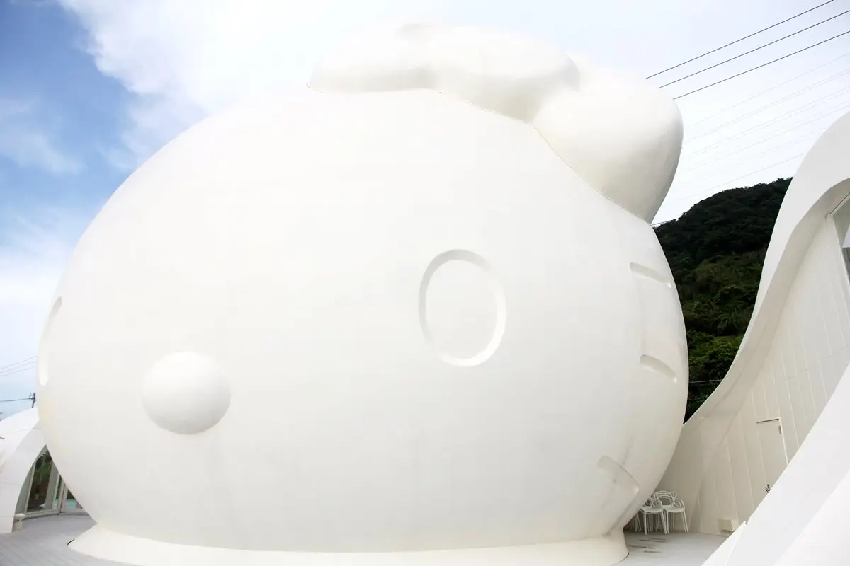 【新開店】HELLO KITTY迷最新朝聖地！11公尺巨型貓頭、凱蒂貓賓士車  拍起來超夢幻