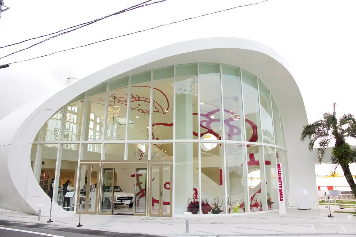 【新開店】HELLO KITTY迷最新朝聖地！11公尺巨型貓頭、凱蒂貓賓士車  拍起來超夢幻