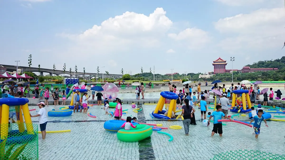 限期9天!台北最大「熊讚水樂園」回來了,新設施鴨鴨抱抱池、沖瘋滑水道玩到並軌 限期9天!台北最大「熊讚水樂園」回來了,新設施鴨鴨抱抱池、沖瘋滑水道玩到並軌