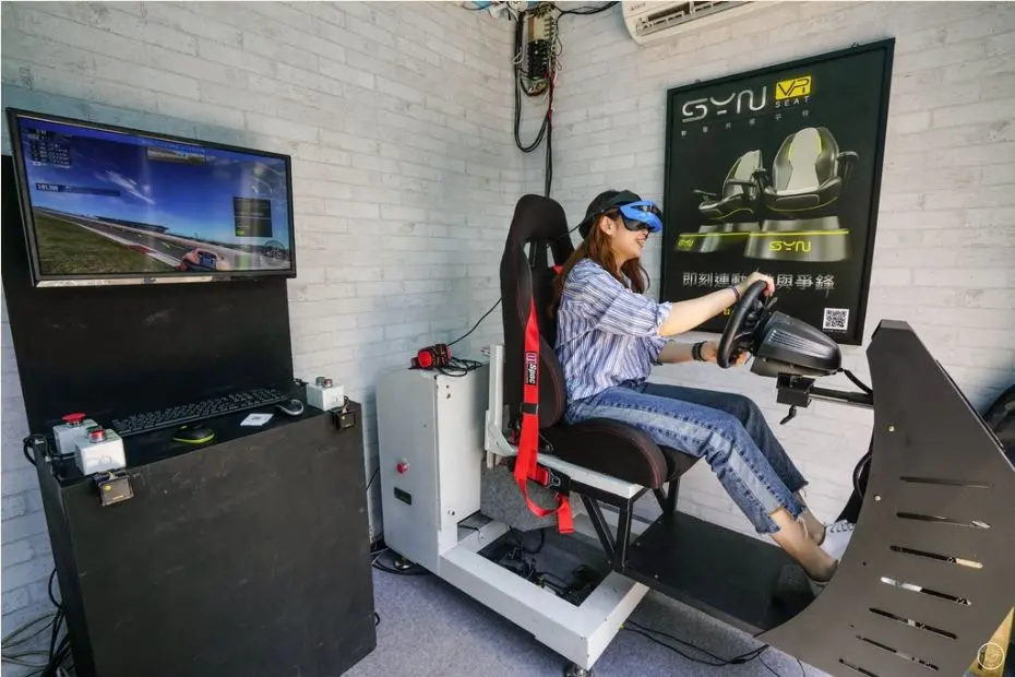 全台第一台「二層樓高的夾娃娃機」在台南！竟能夾到PS4、Dyson吸塵器