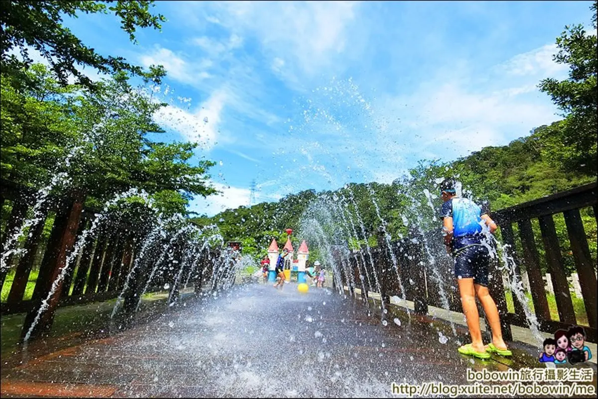 免費玩!基隆親水景點開放 噴水木橋玩瘋了 免費玩!基隆親水景點開放 噴水木橋玩瘋了
