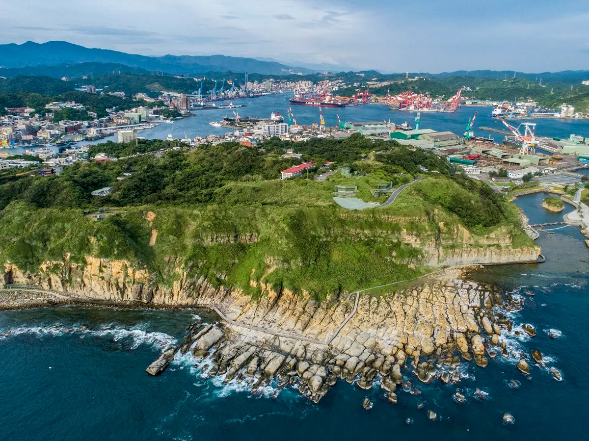 「阿拉寶灣」10大奇岩曝光！北海岸3大慶典接力玩  必看「蹦火仔」奇景