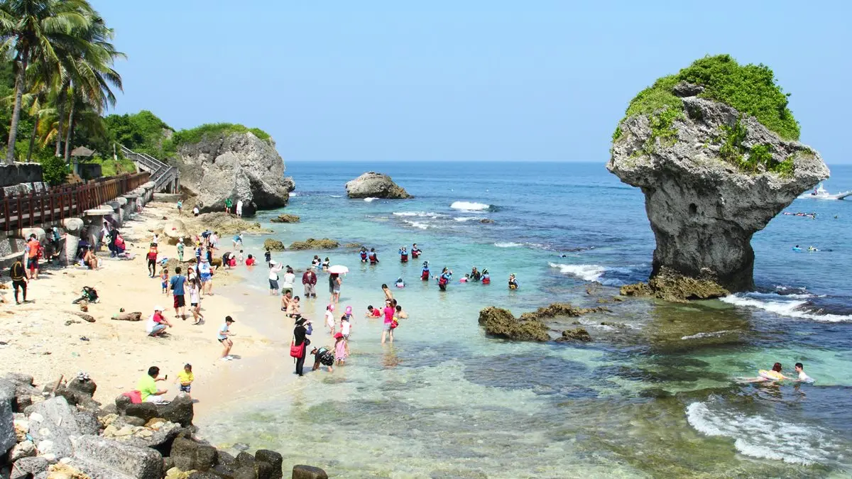 夏天玩跳島！愛上小琉球6個理由：白色貝殼沙灘、神祕鬼洞、珊瑚礁斷崖步道、鬼頭刀炒飯