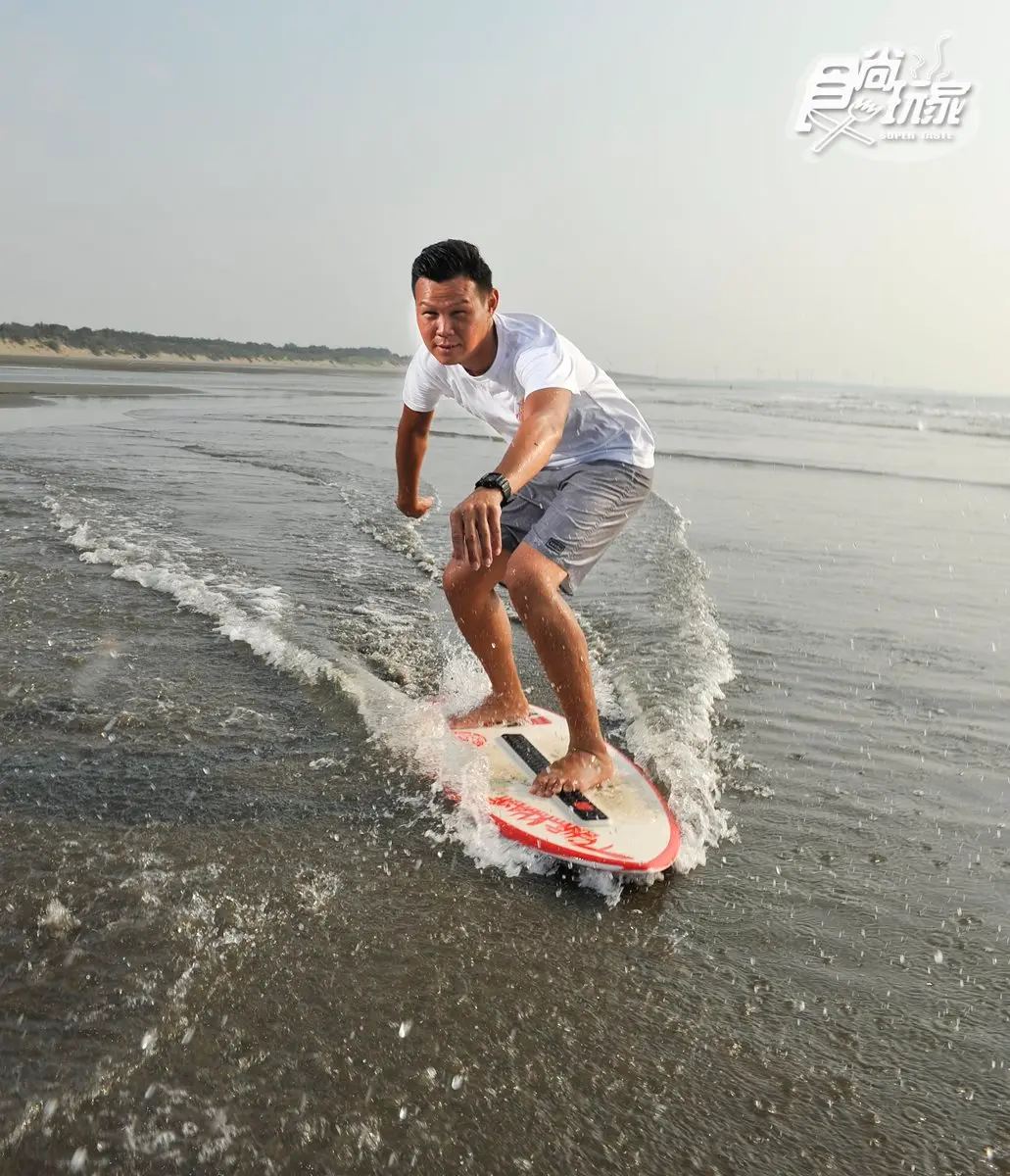 海灘就是遊樂場！親子祕境就在「竹南海濱」：兒童淺灘衝浪＋70年布丁綿綿冰