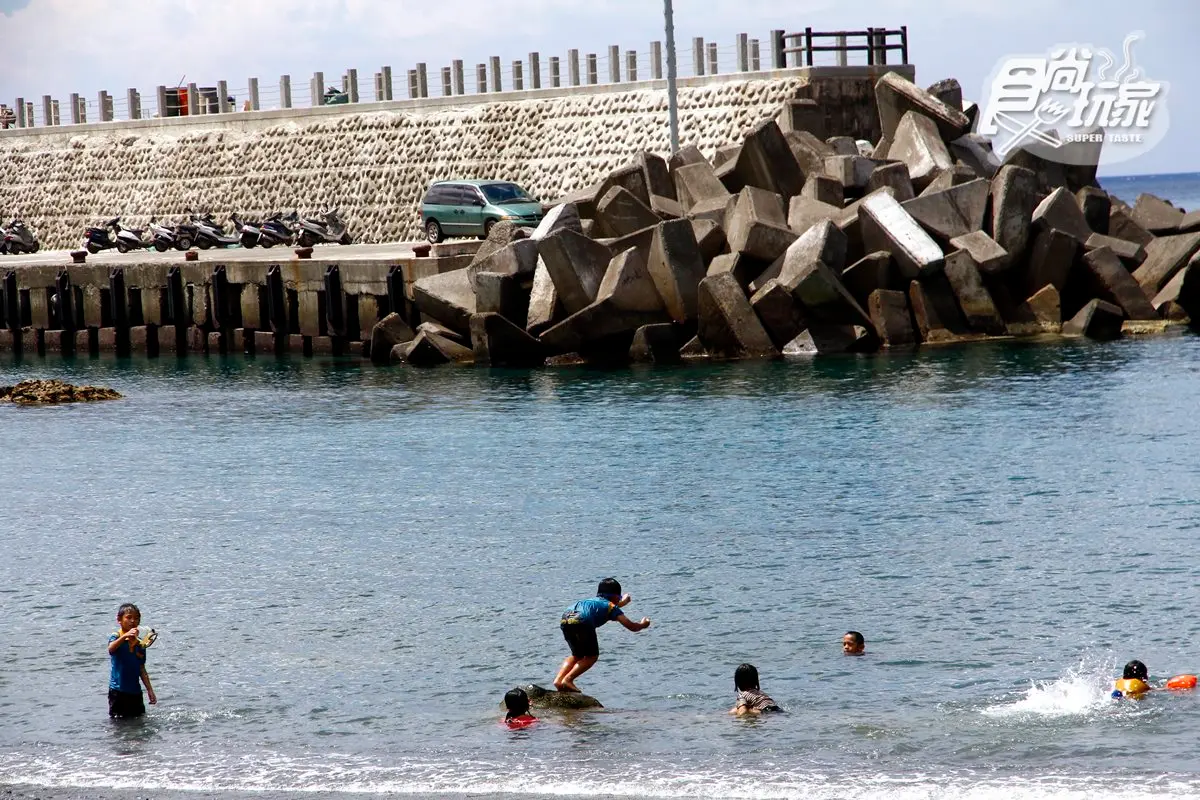 蘭嶼人這樣玩！環島追5奇景：「惡靈之窩」禁地、跨島草原大縱走、傳統地下屋、原民拼板舟、曬飛魚乾