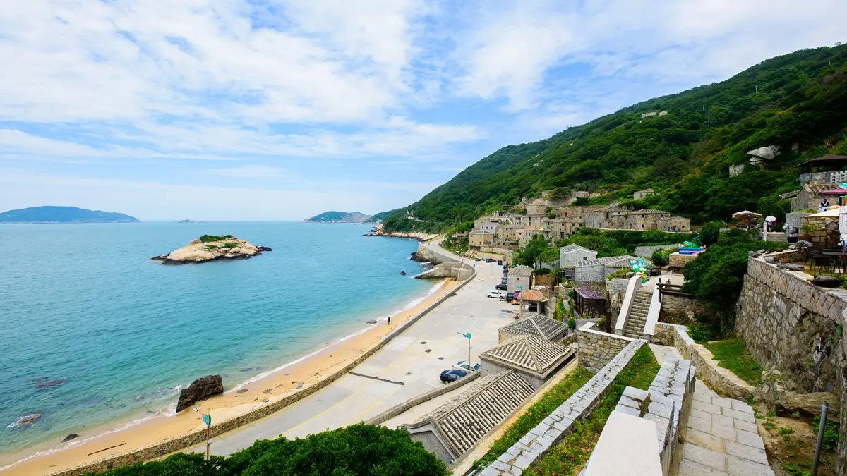 來這裡享受「東方地中海」時光：石頭屋前覽龜島、「糖沙」沙灘看飛機、嘗獨創五行地瓜餃剉冰