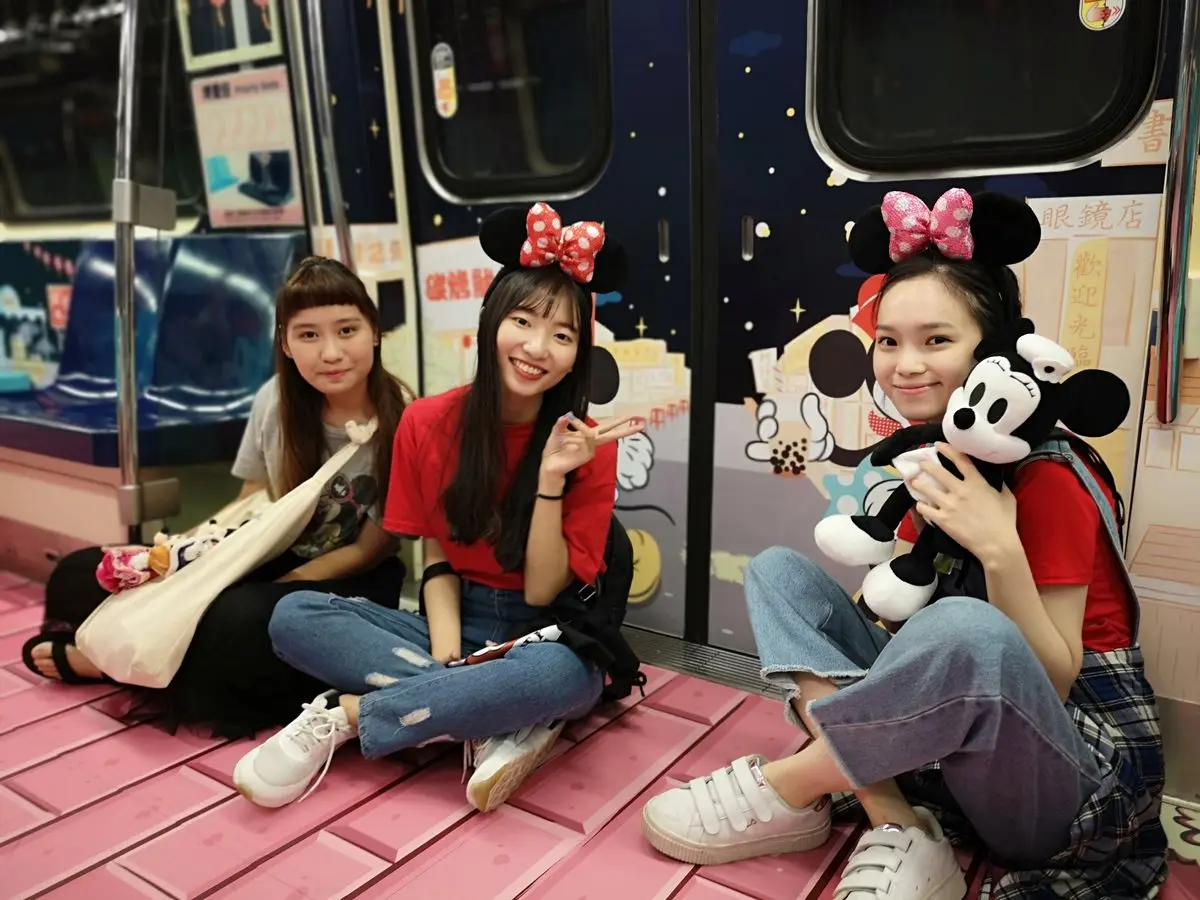 美翻了啦！全台第一輛「米奇彩繪列車」在這條捷運啟航！7大背景必拍啊
