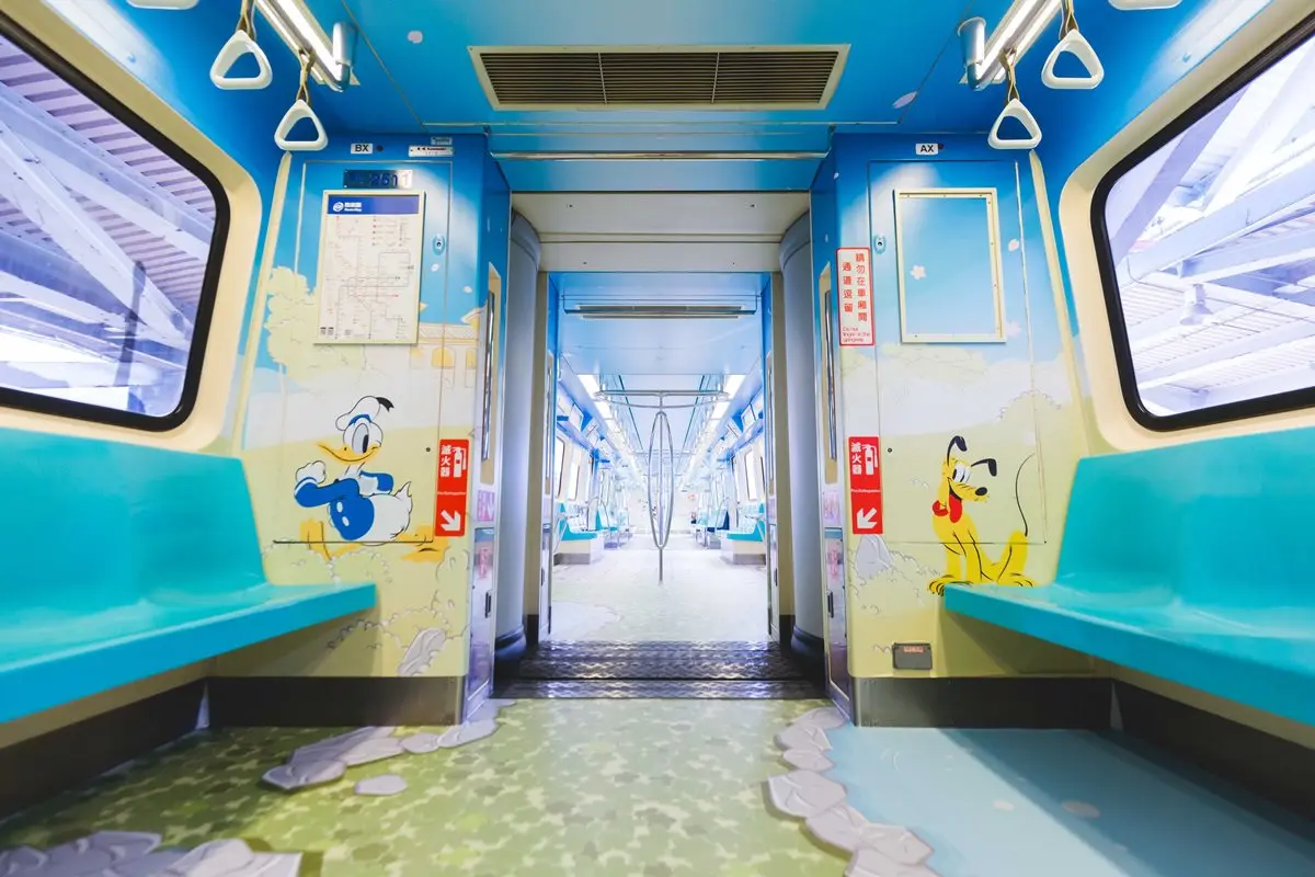 美翻了啦！全台第一輛「米奇彩繪列車」在這條捷運啟航！7大背景必拍啊