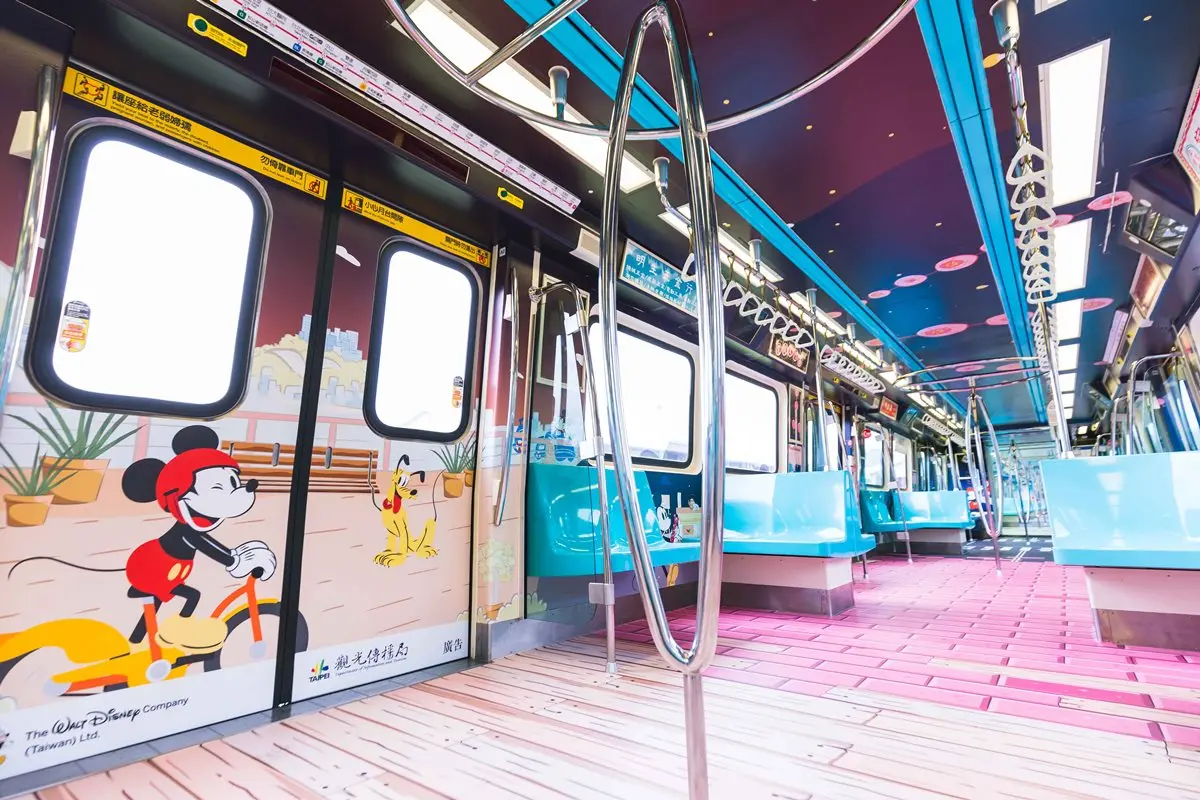 美翻了啦！全台第一輛「米奇彩繪列車」在這條捷運啟航！7大背景必拍啊