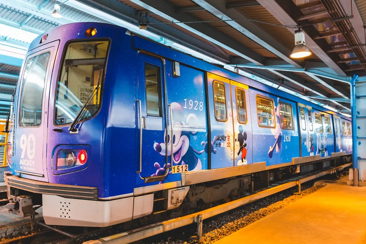 美翻了啦！全台第一輛「米奇彩繪列車」在這條捷運啟航！7大背景必拍啊