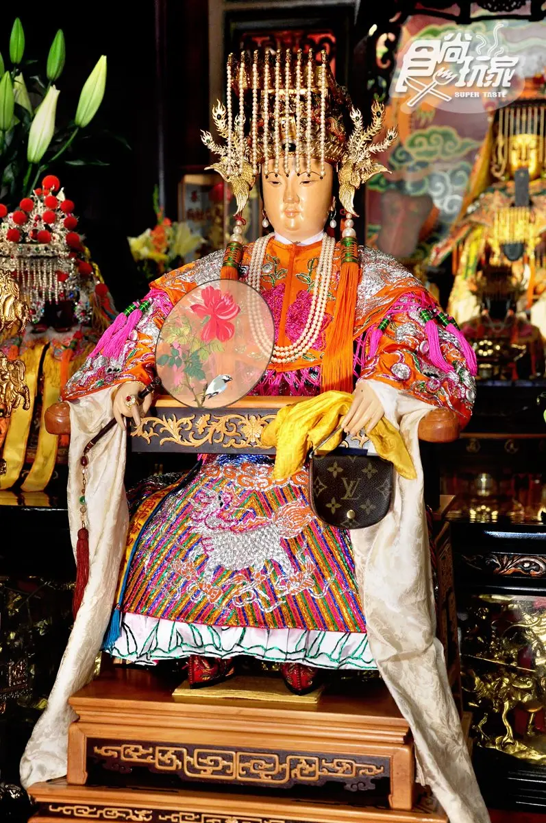【這裡好有哏】全台灣最時尚「女神」原來是她！戴鑽戒、提名牌包出巡