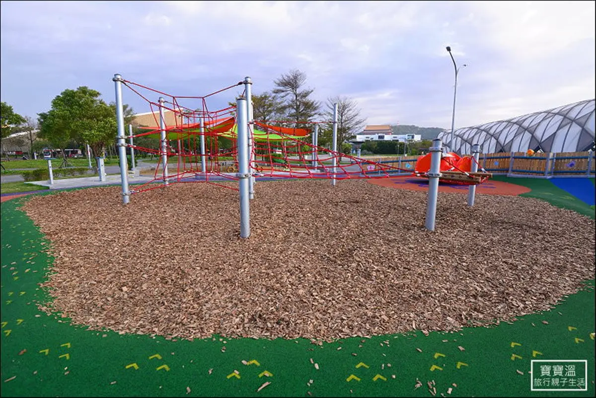 藏在「捷運旁」!台北最強2千坪親子公園!必玩毛毛蟲遊戲牆、草地溜滑梯、轉轉椅 藏在「捷運旁」!台北最強2千坪親子公園!必玩毛毛蟲遊戲牆、草地溜滑梯、轉轉椅
