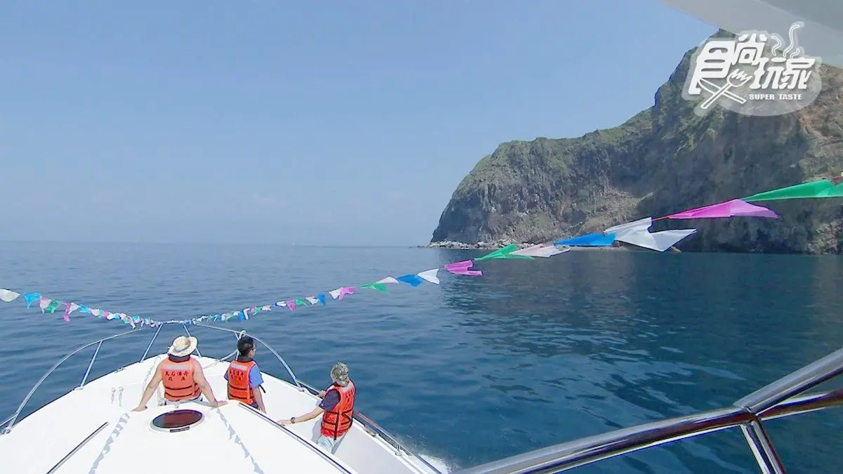 從來沒這麼近看過龜山島！搭船賞八景 人品好還可遇到海豚開趴踢