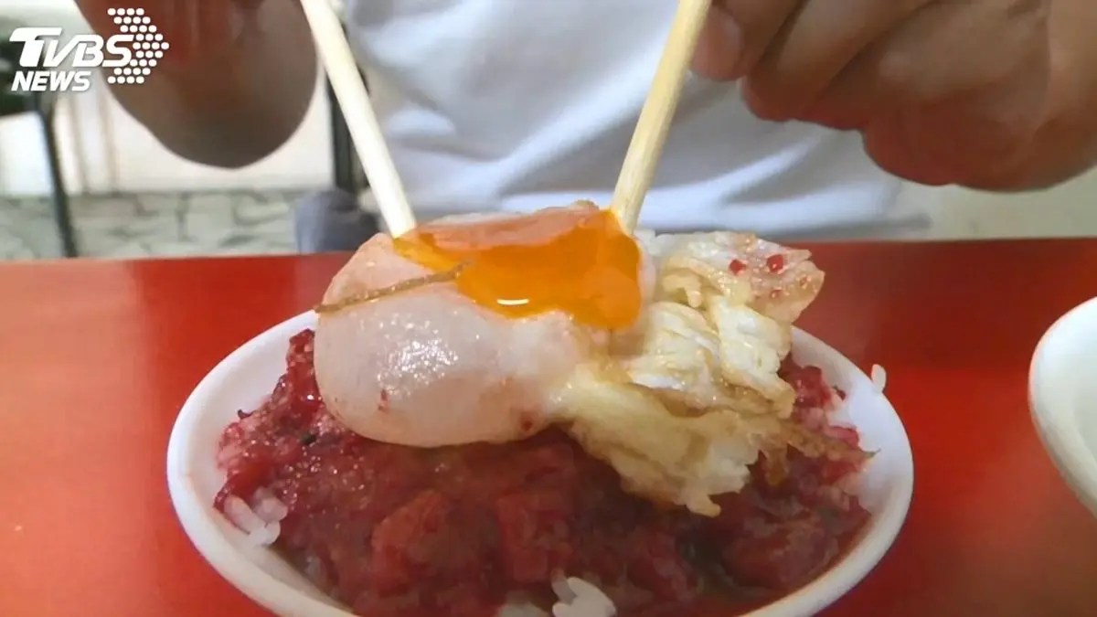 聽說台東人早餐都會這樣點：紅麴飯淋炸蛋液、米苔目加「丸蛋」