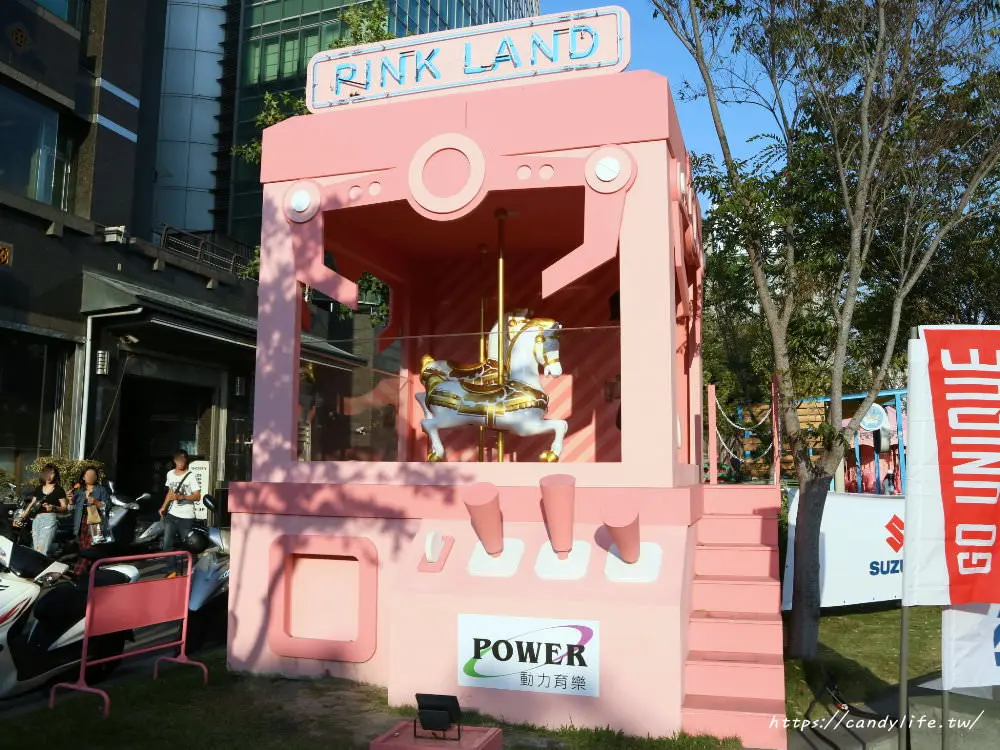 粉紅控尖叫!台中「粉紅遊樂園」登場,旋轉木馬、摩天輪、海盜船通通被草莓牛奶色包圍 粉紅控尖叫!台中「粉紅遊樂園」登場,旋轉木馬、摩天輪、海盜船通通被草莓牛奶色包圍