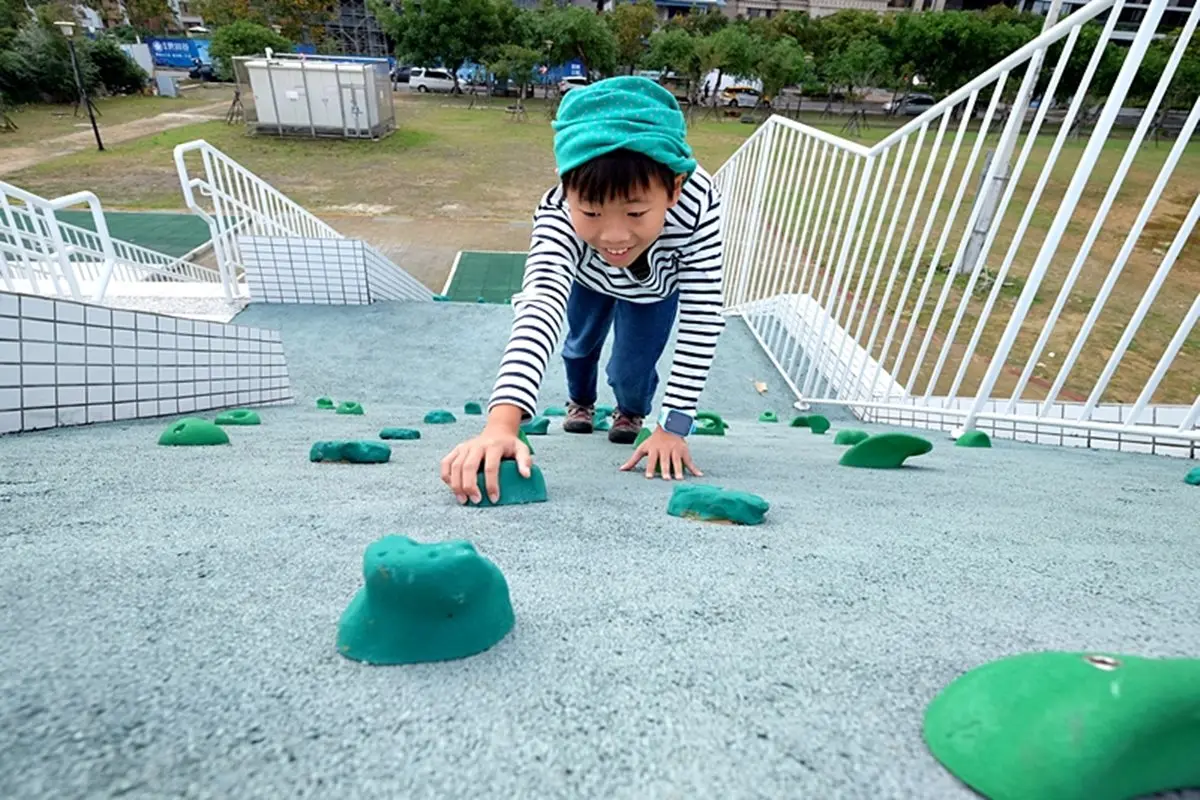 「小蜘蛛人」快來征服!最新特色公園大型攀岩牆、旋轉溜滑梯超好玩 「小蜘蛛人」快來征服!最新特色公園大型攀岩牆、旋轉溜滑梯超好玩