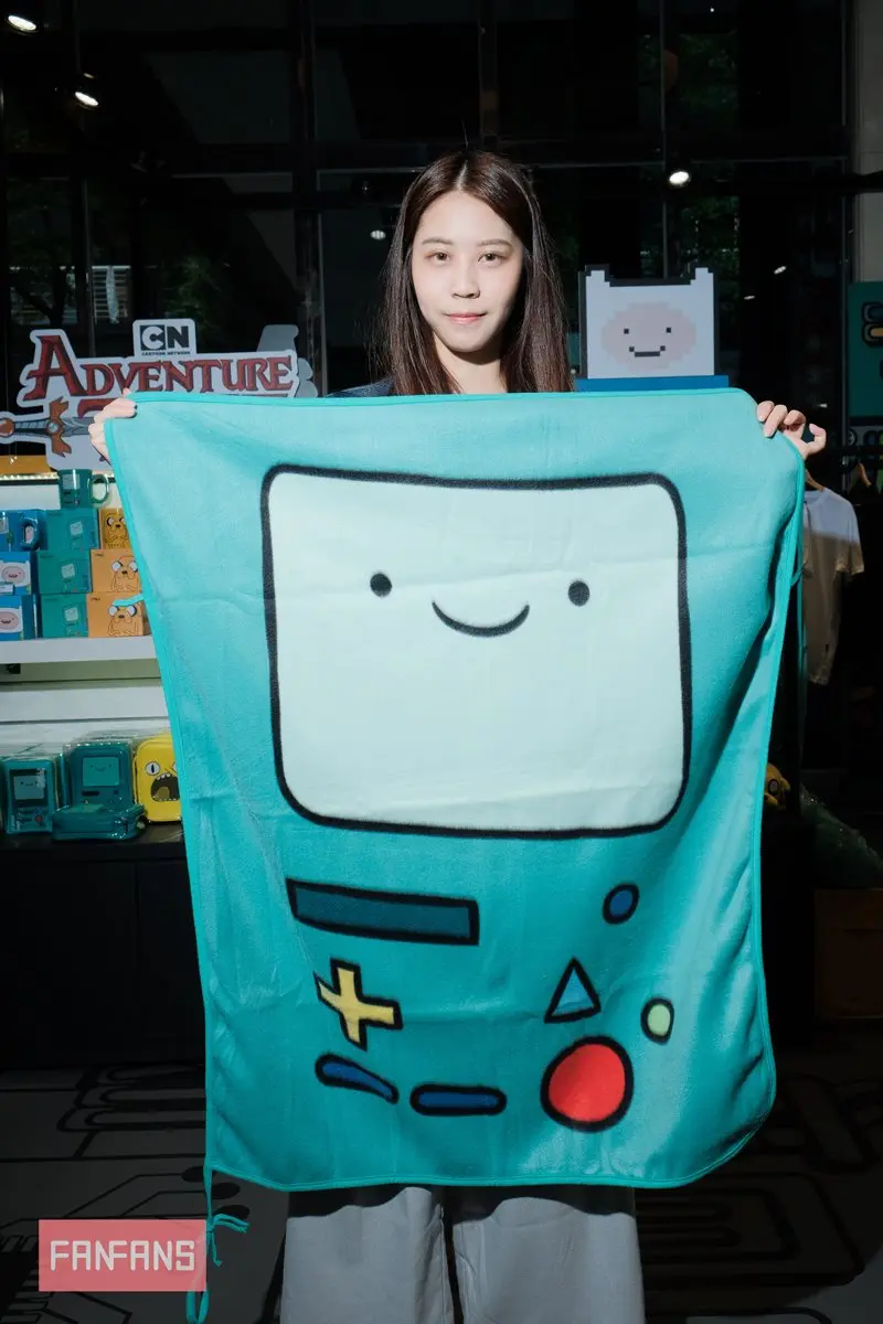 老皮先放一邊!全球首間《嗶莫BMO》主題快閃店,限量必收「毛毯、限量公仔」 老皮先放一邊!全球首間《嗶莫BMO》主題快閃店,限量必收「毛毯、限量公仔」