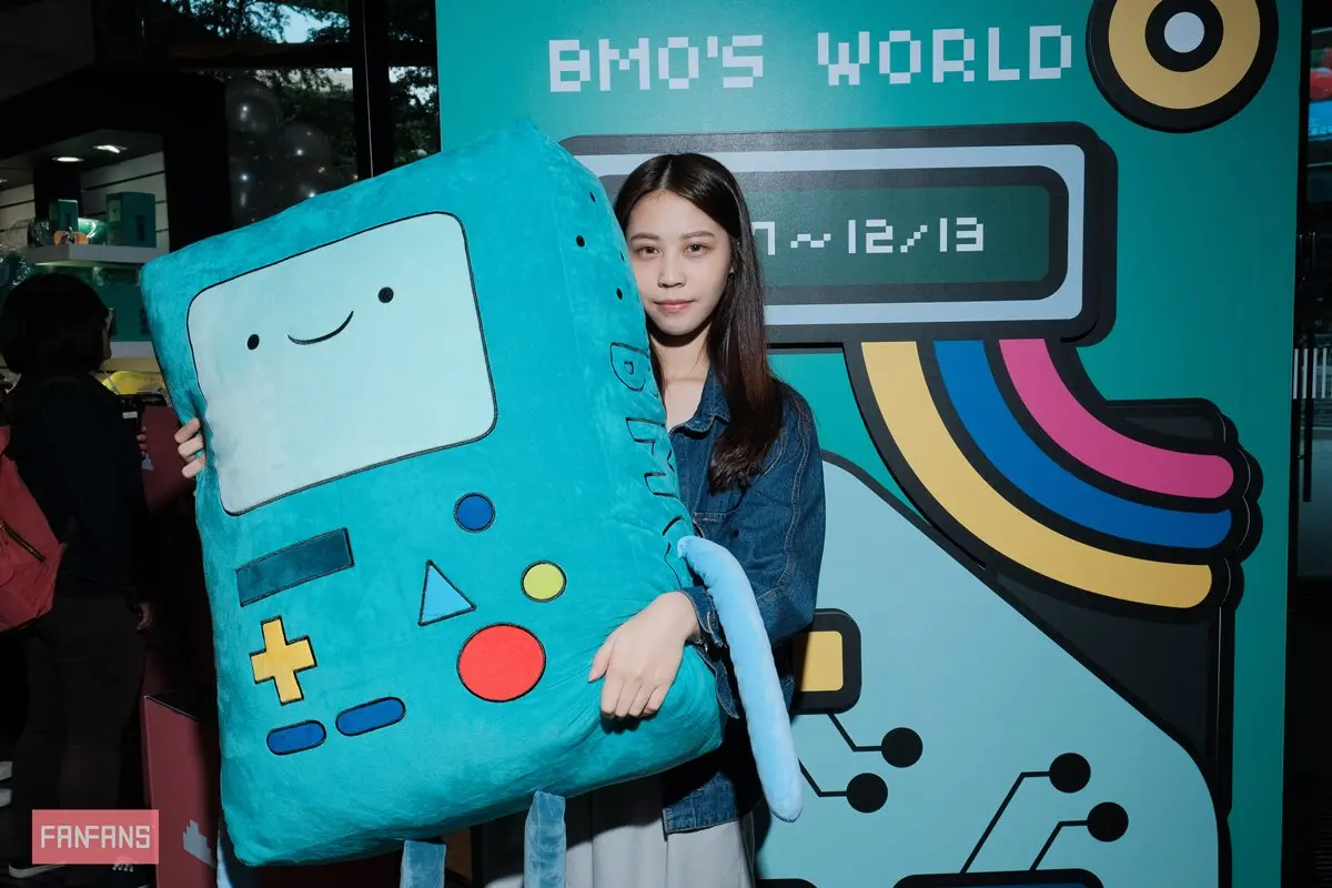 老皮先放一邊!全球首間《嗶莫BMO》主題快閃店,限量必收「毛毯、限量公仔」 老皮先放一邊!全球首間《嗶莫BMO》主題快閃店,限量必收「毛毯、限量公仔」