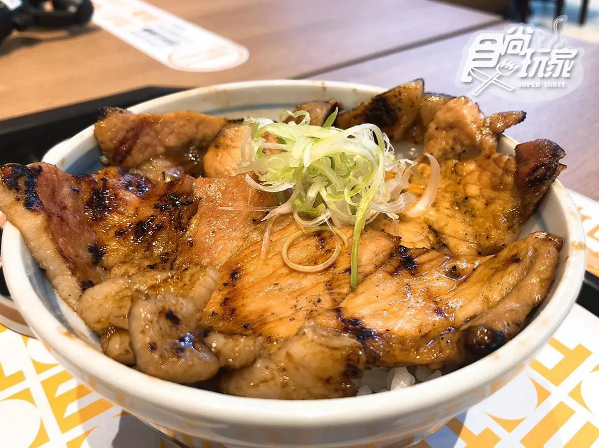 台中三井outlet直擊!週一竟然美食街人潮爆炸多 「排隊」最長是這2家 台中三井outlet直擊!週一竟然美食街人潮爆炸多 「排隊」最長是這2家