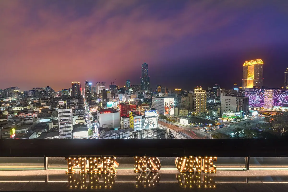 期間限定！50公尺高「露天高空夜市」看夜景、打香腸、玩彈珠台
