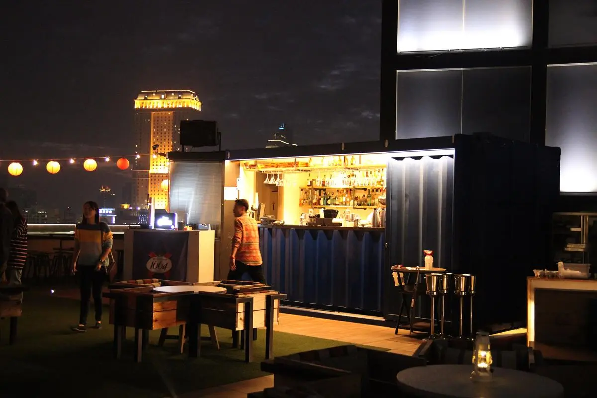期間限定！50公尺高「露天高空夜市」看夜景、打香腸、玩彈珠台