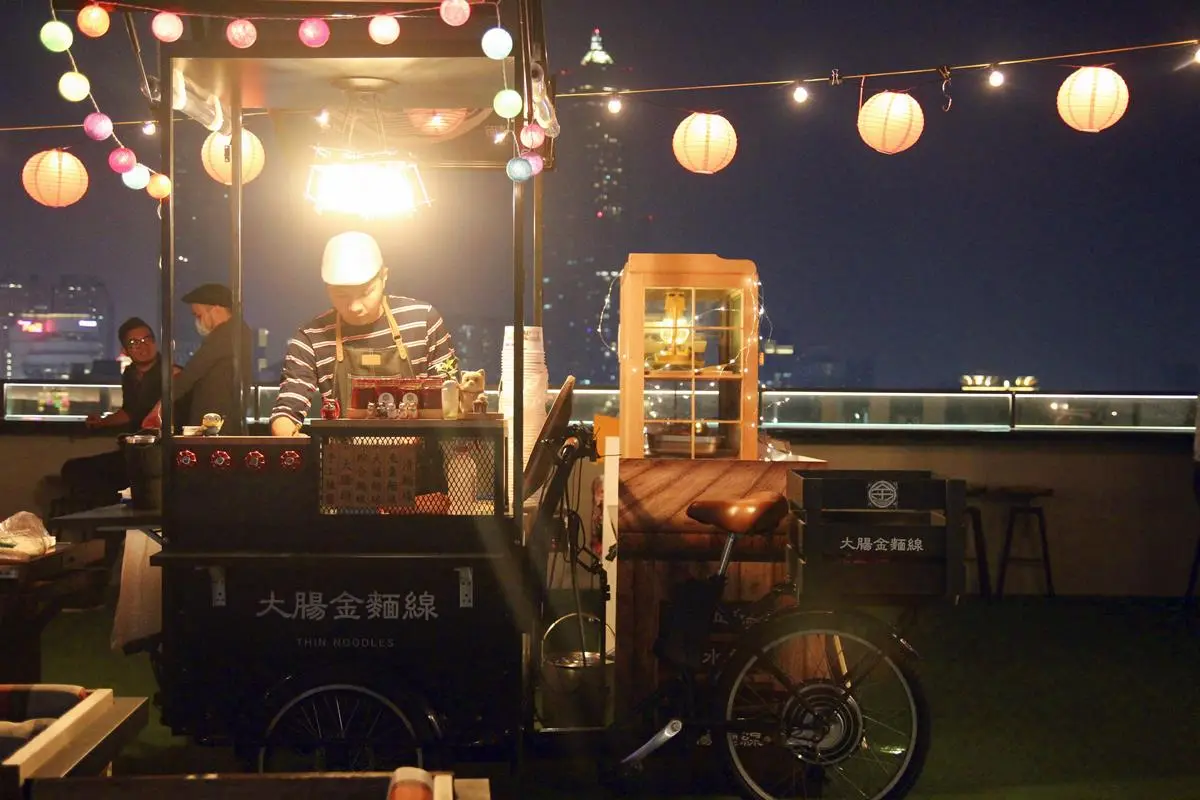 期間限定！50公尺高「露天高空夜市」看夜景、打香腸、玩彈珠台