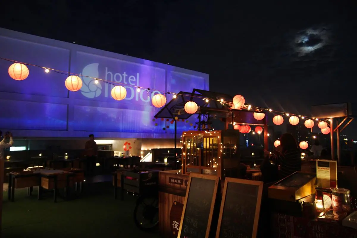 期間限定！50公尺高「露天高空夜市」看夜景、打香腸、玩彈珠台