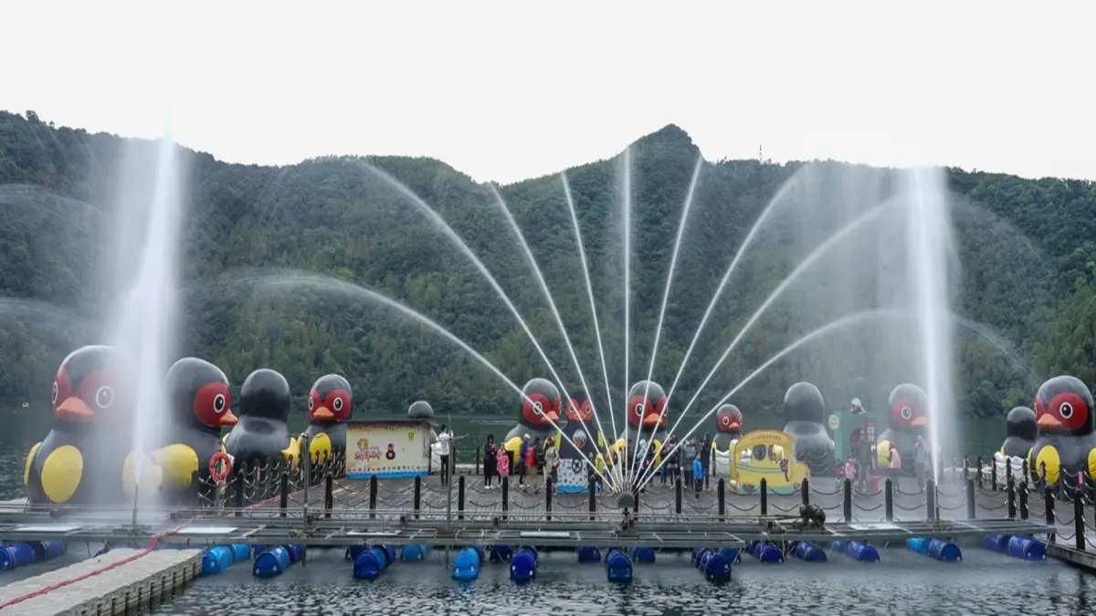 全台唯一「水陸兩棲」燈會， 「山豬」「番鴨」合力賀新春