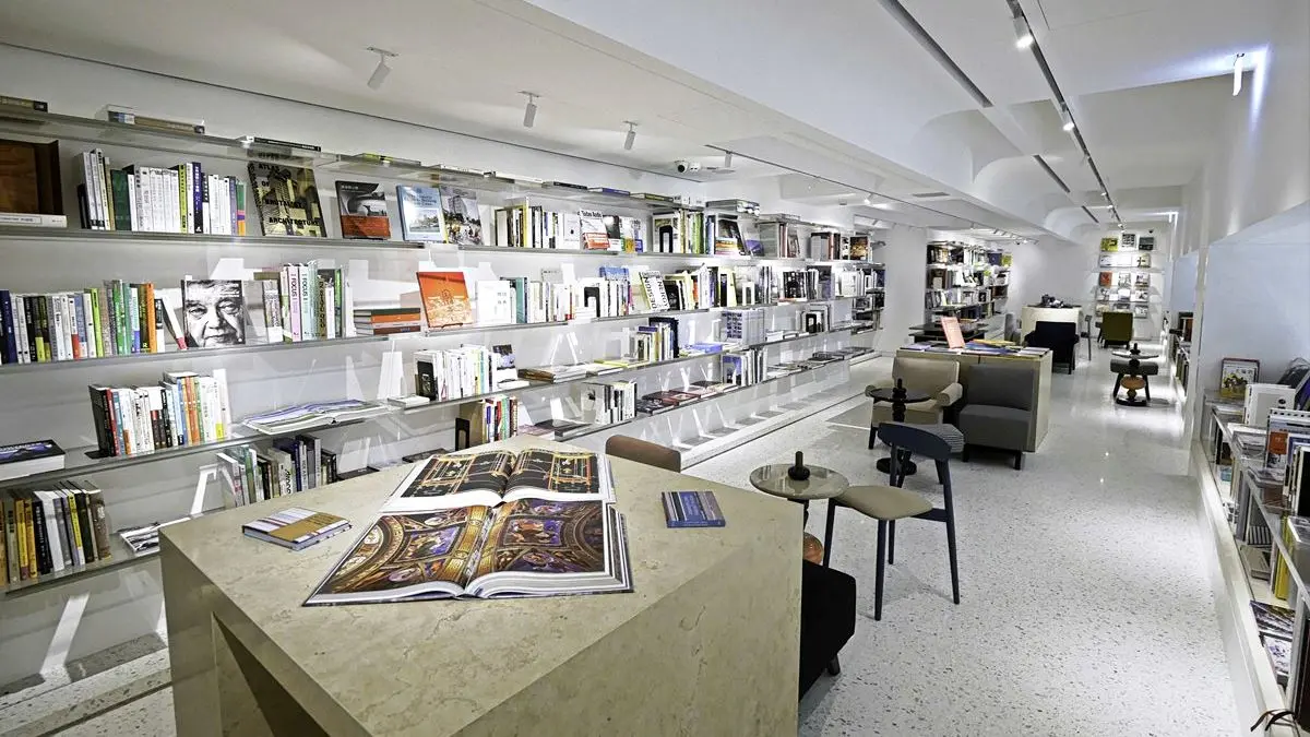 【新開店】這氣質太強大！「雪白系」獨立書店，「咖啡+胡麻拌麵」絕配