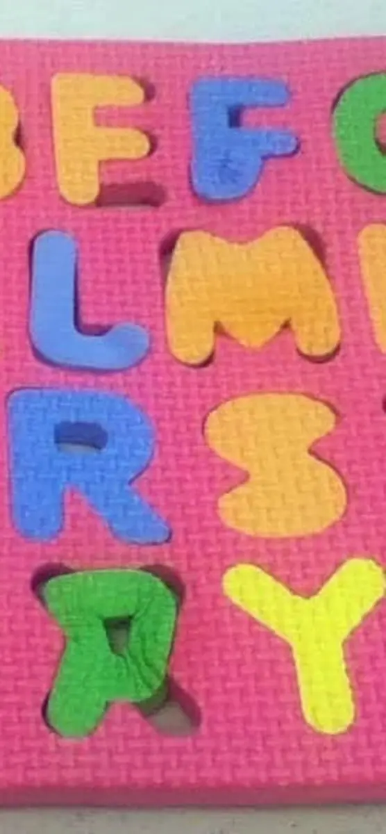 天生神力?孩子塞26英文字母只對6個 網友笑噴:太有藝術天份了! 天生神力?孩子塞26英文字母只對6個 網友笑噴:太有藝術天份了!