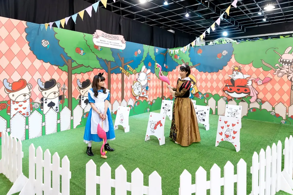 主角換你當!「愛麗絲場景+童話市集」在這裡,神秘兔子洞必拍 主角換你當!「愛麗絲場景+童話市集」在這裡,神秘兔子洞必拍