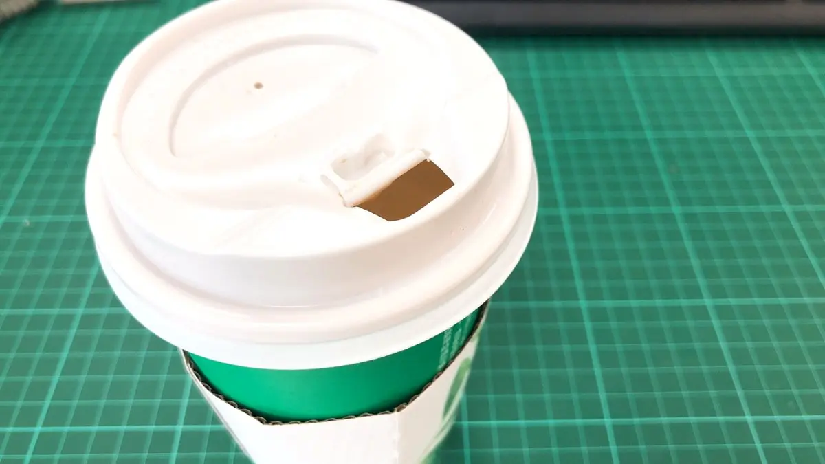 「咖啡杯口蓋」往上掀或往下壓？這句話讓男網友心碎PO文掀論戰