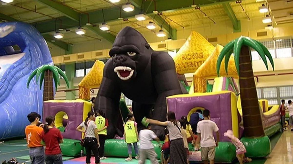 最新「百元氣墊樂園」在新北市！14公尺金剛+8公尺噴火龍好嗨