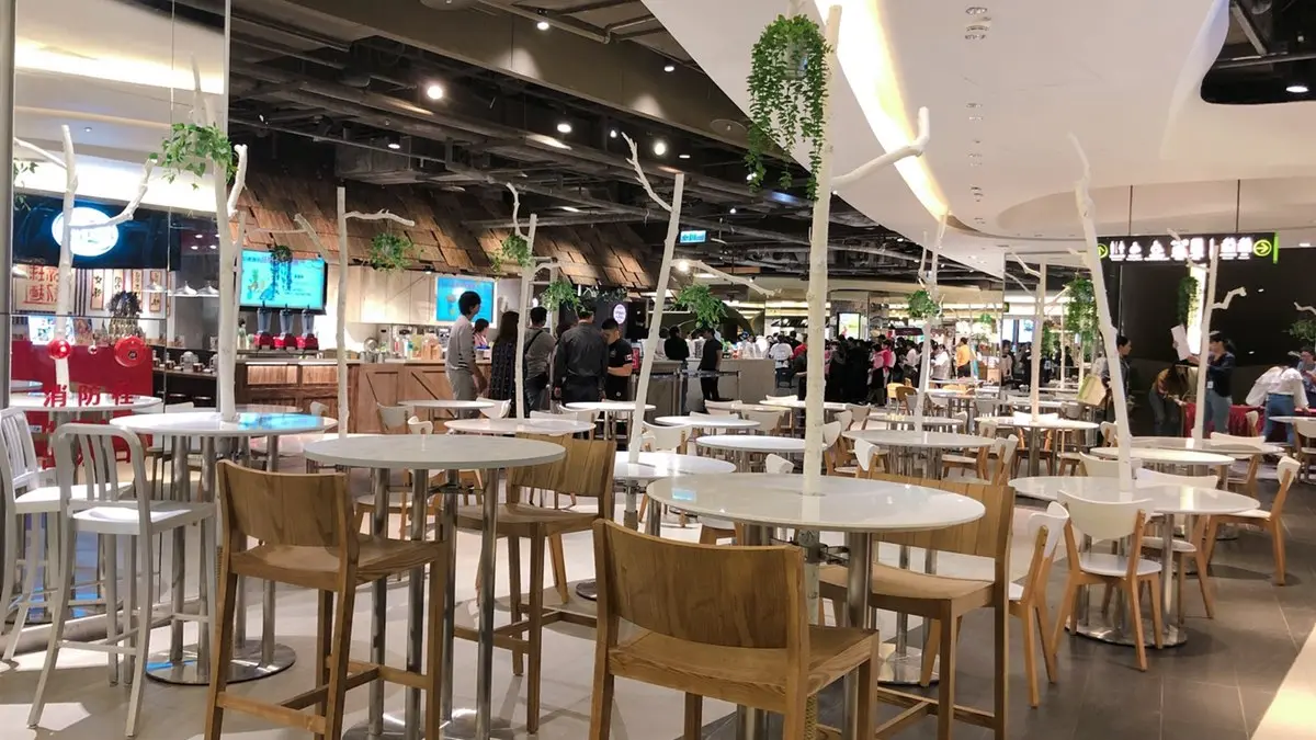 防疫再升級!百貨美食街新增「透明隔板區」,單人座防口沫亂噴 防疫再升級!百貨美食街新增「透明隔板區」,單人座防口沫亂噴