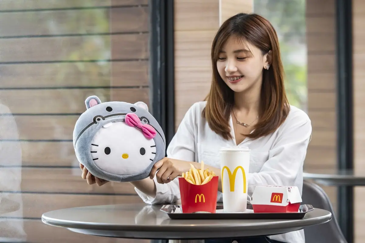 Kitty控摳摳準備好！全球限量4款「Hello Kitty」動物抱枕，明天這裡買