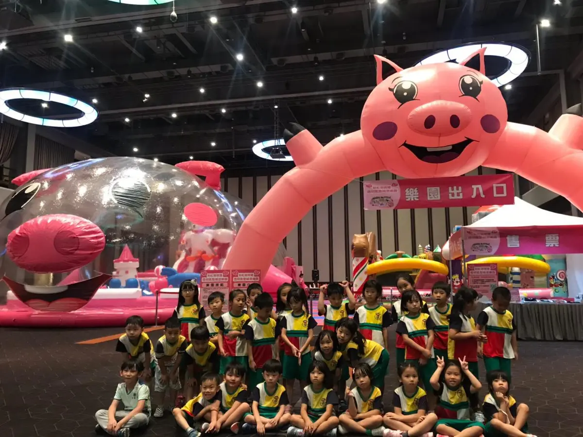 高雄人注意！超萌「透明粉紅豬樂園」來了，這樣穿門票只要1元
